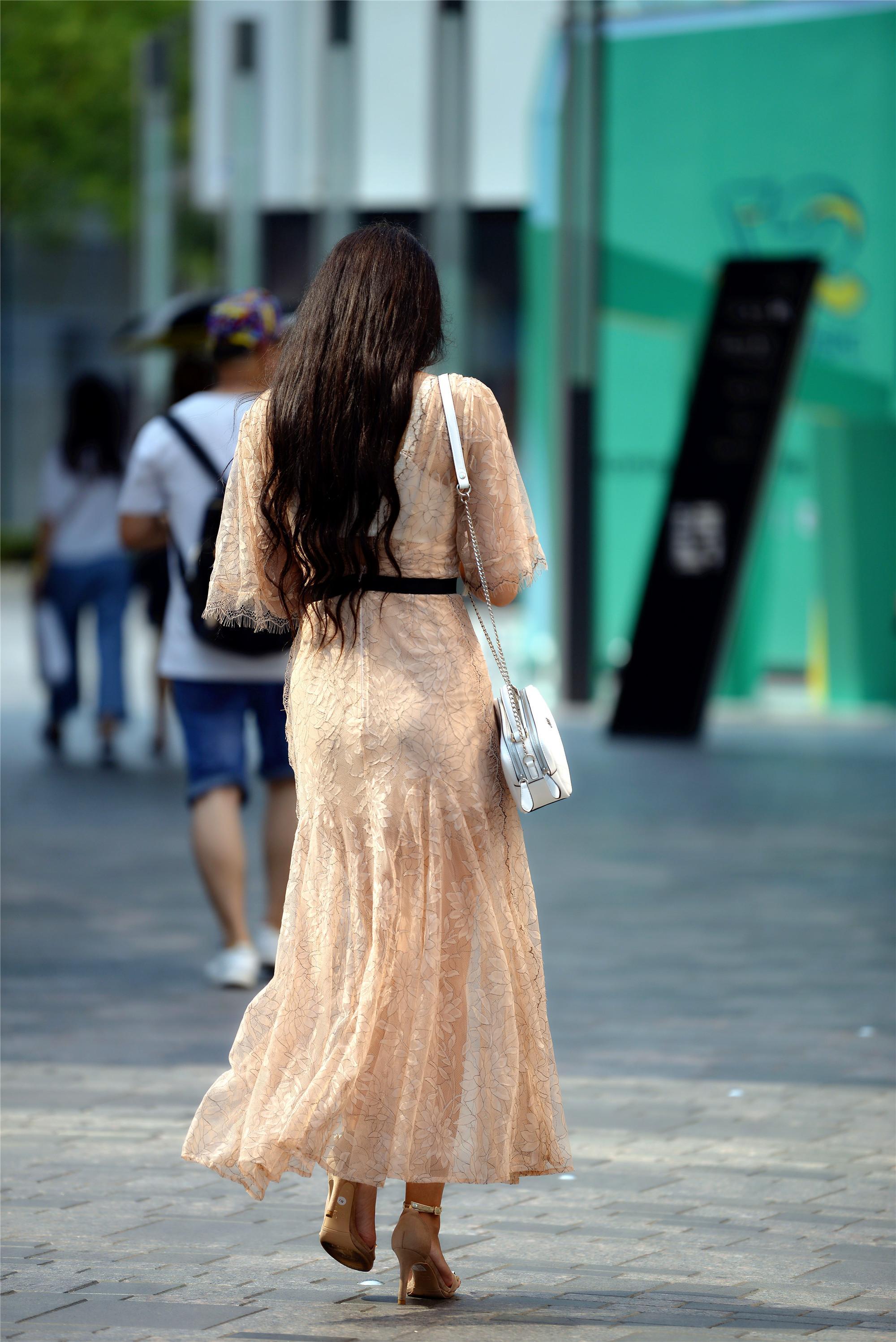 街拍：夏季的你不会搭配，不妨看一下三里屯的姑娘怎么穿着出行