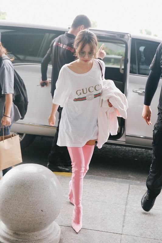 这个“毛绒鞋”也就蔡依林敢穿，又高又热的，太需要勇气了！