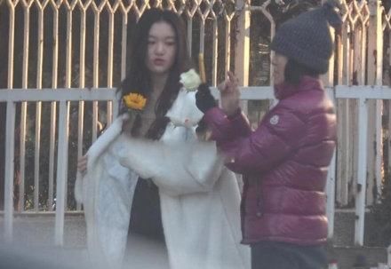 李嫣冬日穿吊带街拍