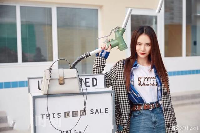 戚薇这裙子也太短了，竟还能从里头扯出衬衫，网友：跪服了！