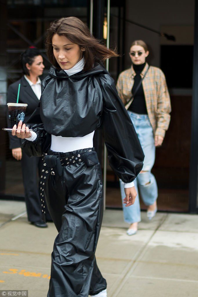 吉吉哈迪德穿格子衫配高领衣演绎“男友风” 妹妹贝拉皮装look尽