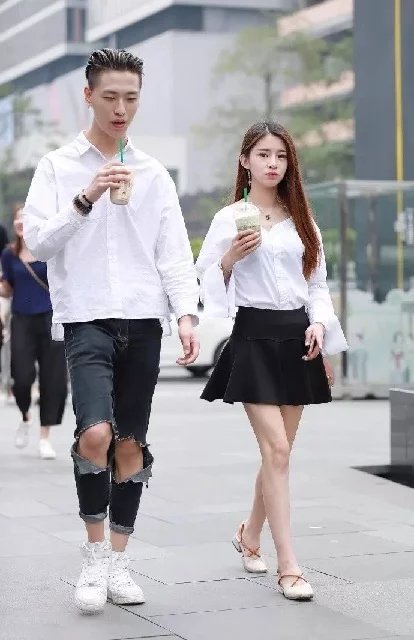 火辣迷人小姐姐，时尚穿搭牛仔超短裤大秀美腿诱惑