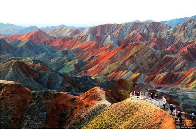 甘肃彩虹山，中国闻名遐迩的丹霞地貌，油画般的配色，神奇的美！