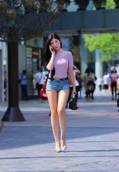 丰满又精致的打底裤小姐姐,秀丽迷人,S形曲线很吸引人!