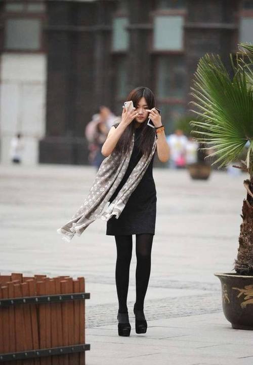 街拍：小姐姐黑色连衣包臀裙配黑丝袜小高跟，成熟性感迷人！