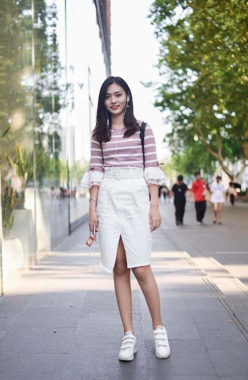 街拍：露脐美女放飞自我的穿法，性感任性，百分百回头率！