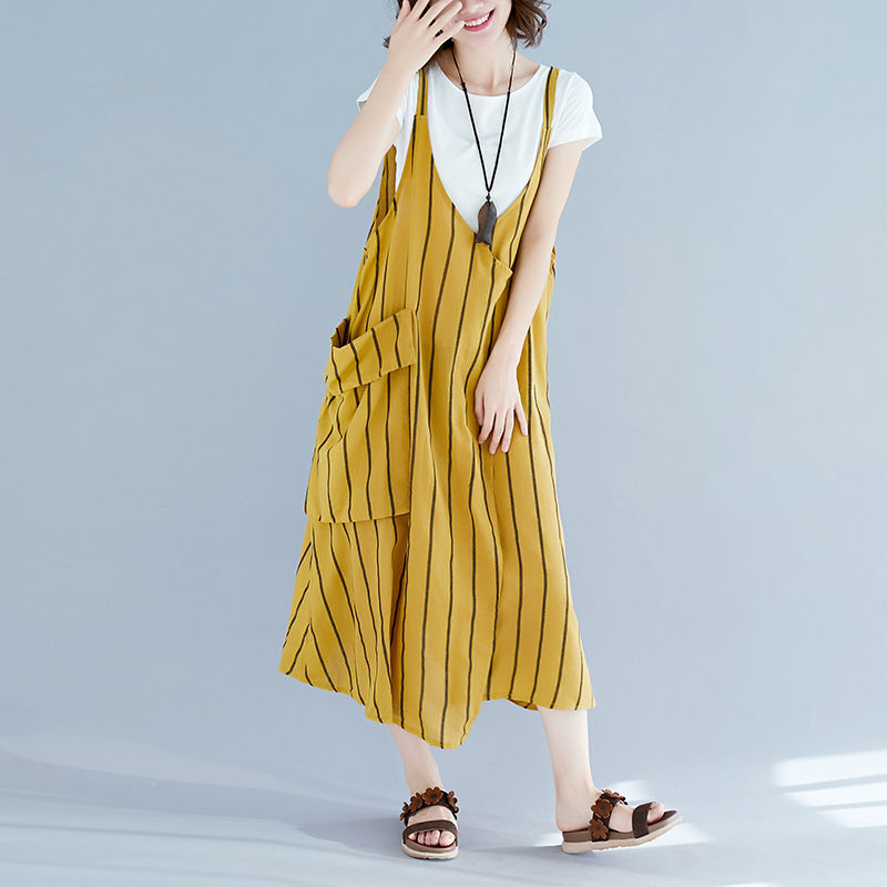 别再牛仔裤配外套了，城里姑娘都在穿藏肉裙出门，简直美死了