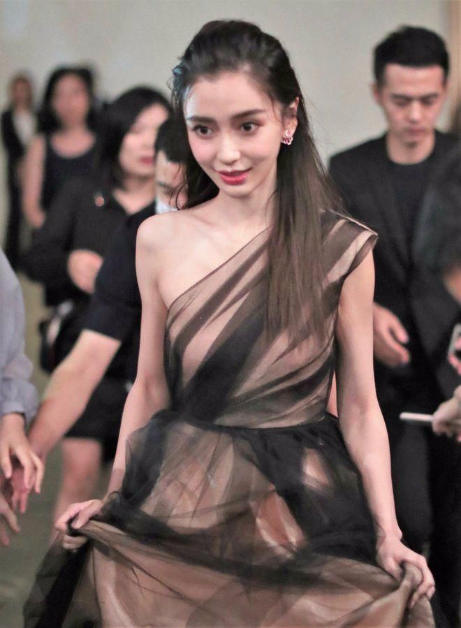 杨颖手提裙摆，落落大方，网友:真的美了!