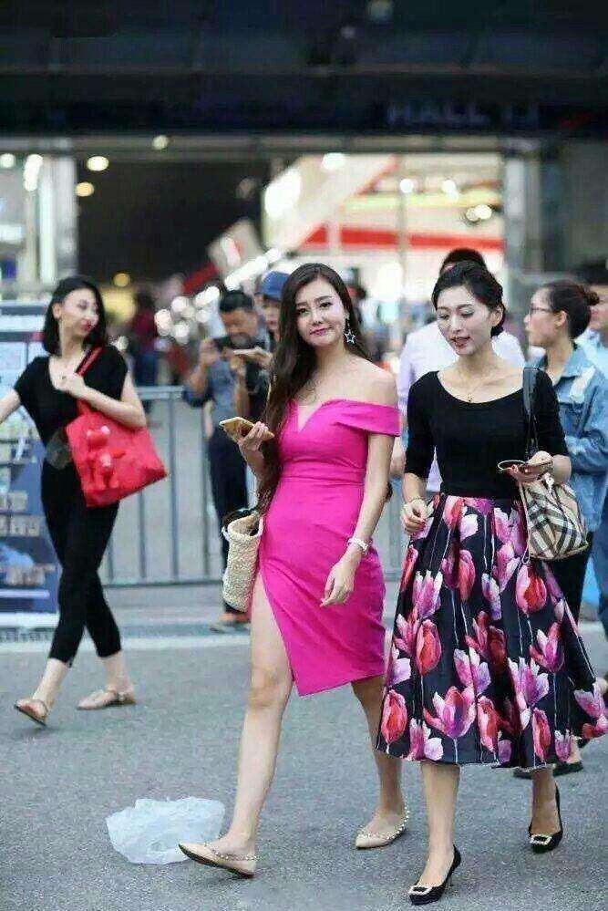 街拍: 迷人笑容的小姐姐,抹肩裙这么穿很吸睛