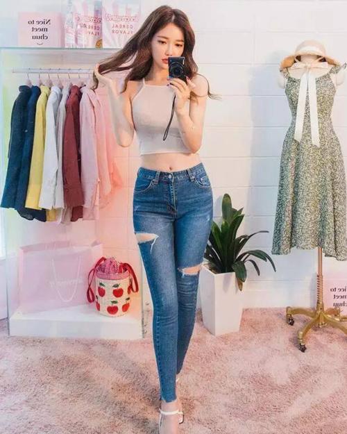 曲线完美的小姐姐穿牛仔裤，勾勒出优雅大方身姿，魅力太强了！