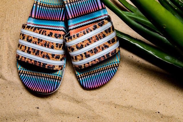 豹纹加持!adidas 的巴西风拖鞋专为夏季准备!