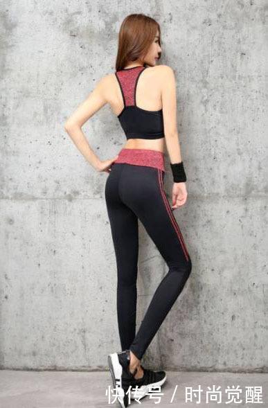 时尚紧身打底裤小姐姐，展露曼妙曲线，突显不凡气质！