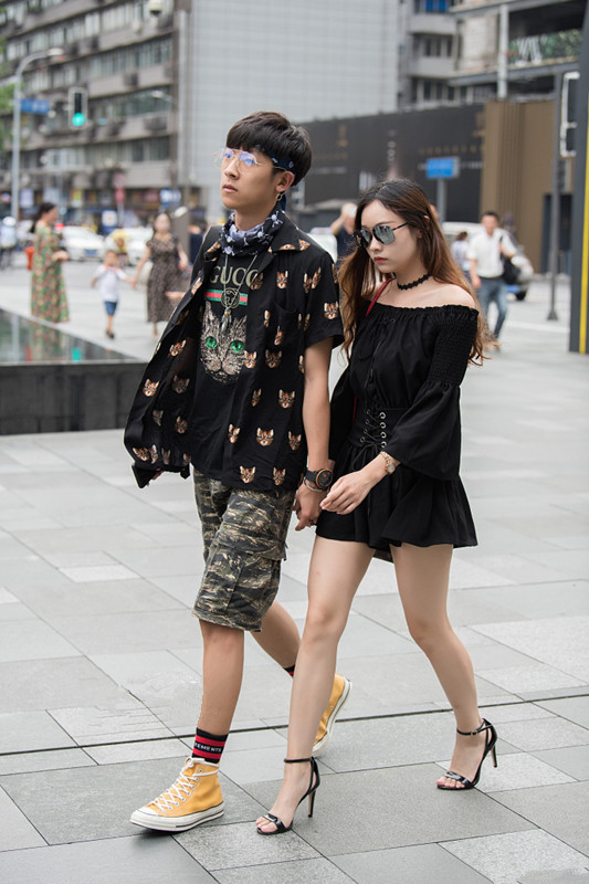 路人街拍：小姐姐光滑的美腿踩透明凉鞋时尚性感，吊带香肩好看