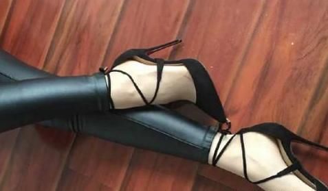 搭配高跟鞋释放女人柔和之美!超薄肉丝袜秀出白皙美腿!