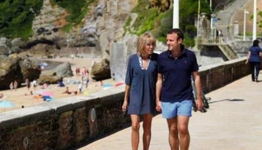 65岁法国第一夫人，蓝色裙装气场惊人，腿瘦的跟少女一样