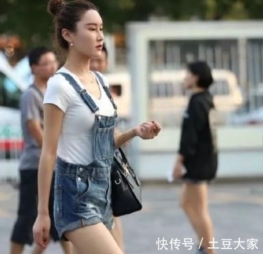  舒适@时尚气质装扮的牛仔裤美女，展现紧身又舒适的装扮！