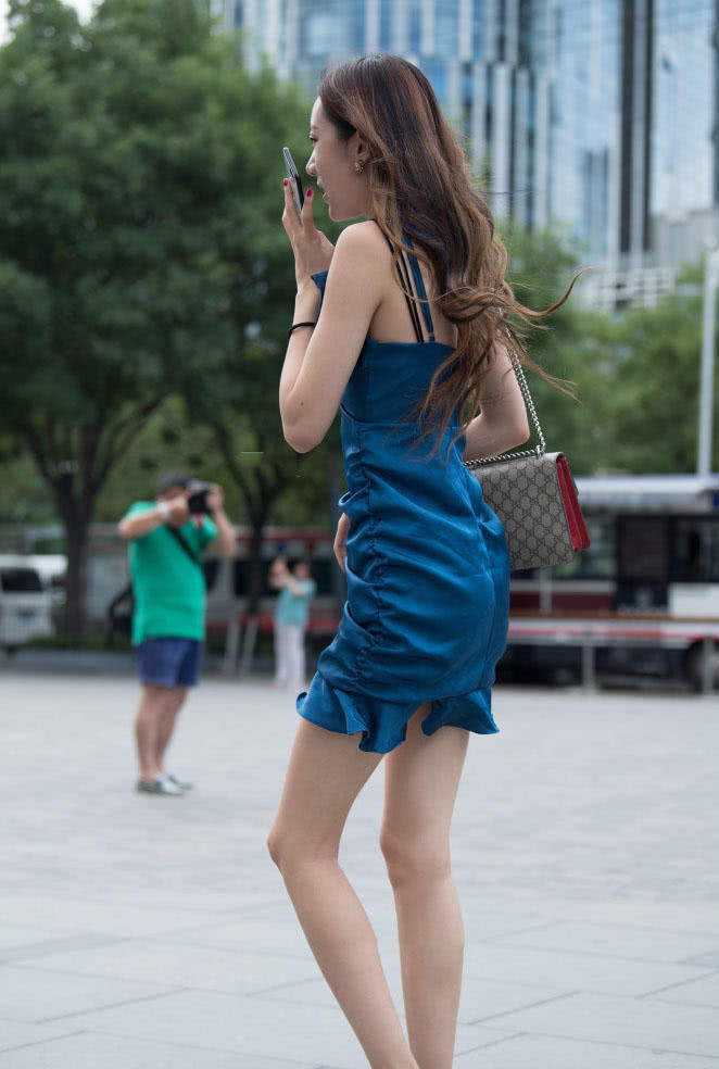 高挑小姐姐吊带百褶裙穿出优雅迷人曲线,走路的姿态摇摆很吸睛