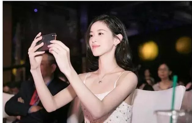 奶茶妹妹与杨颖穿白色吊带裙,网友:豪门的蝴蝶骨一般人可比不了