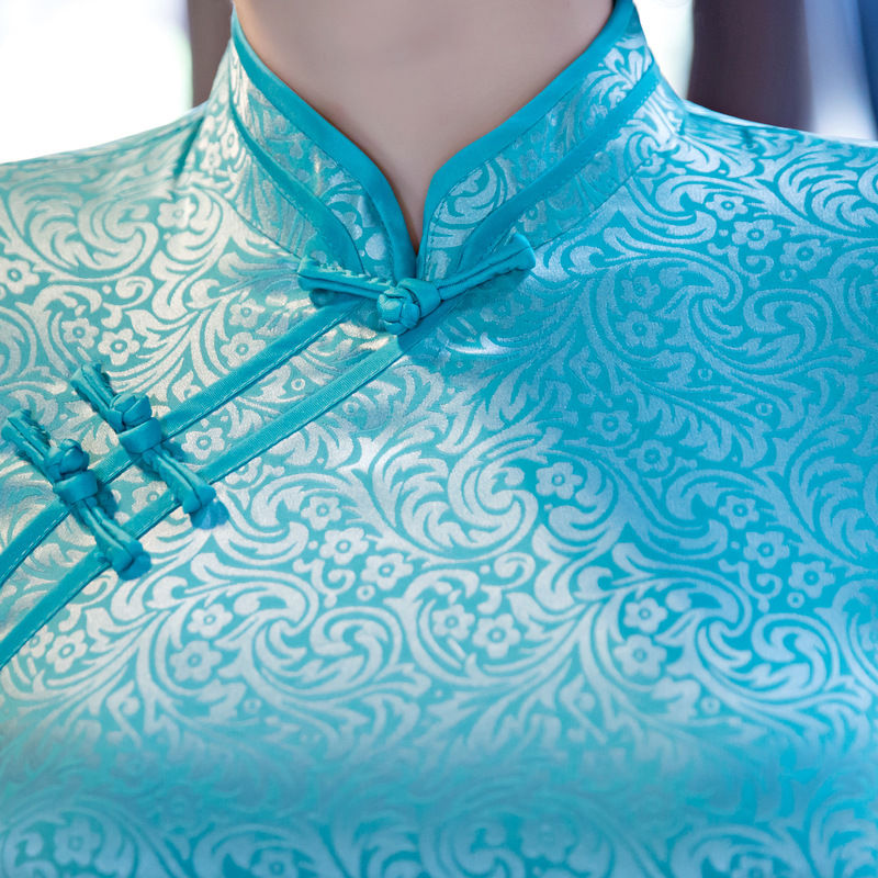 穿这种开高衩旗袍，就算再短都不尴尬，简直迷死人