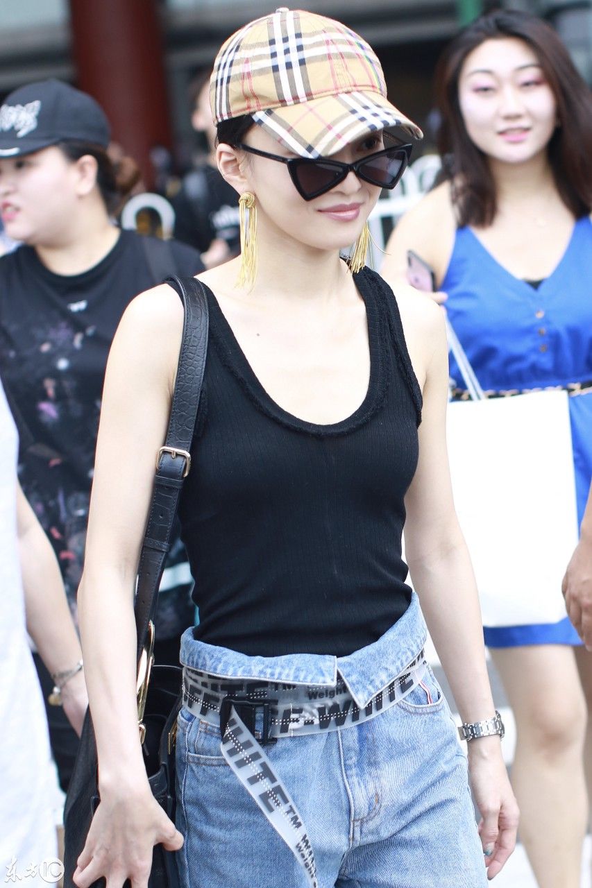 36岁的张韶涵有一个20岁的身材,黑色吊带搭配牛仔裤,腰细的吓人