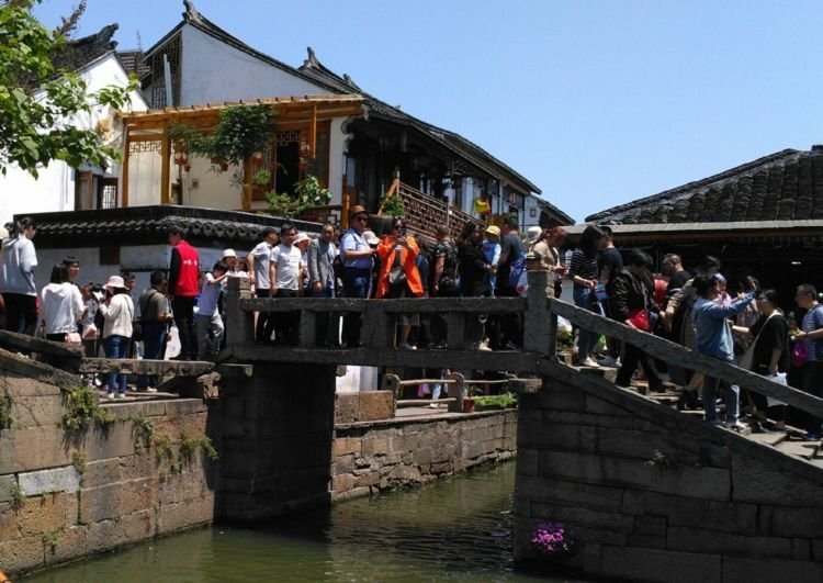 游客买了票却不让进？景区推诿人太多，游客怼得景区无言以对