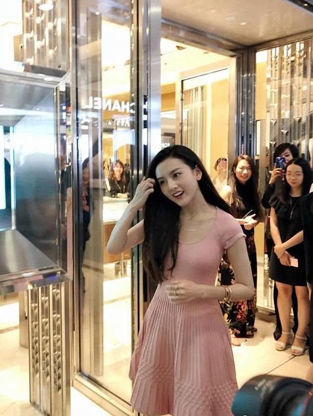 路人镜头下的宋祖儿更好看，胶原蛋白满满，螺旋的高跟鞋很抢眼!