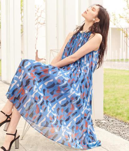 何穗不愧是维密亲闺女，就涂了口红也能进，这鞋是全身最大亮点！