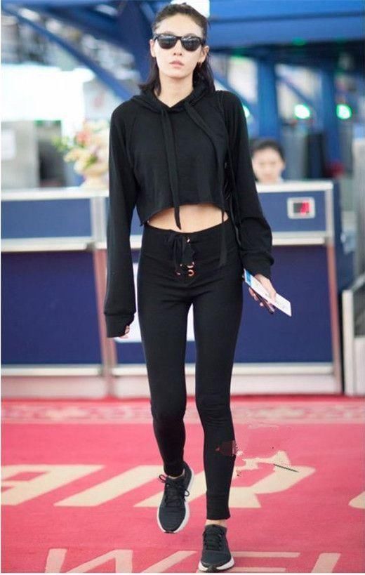 张蓝心撒贝宁同台，长腿完爆撒贝宁，网友：谁和她同台结果一样！