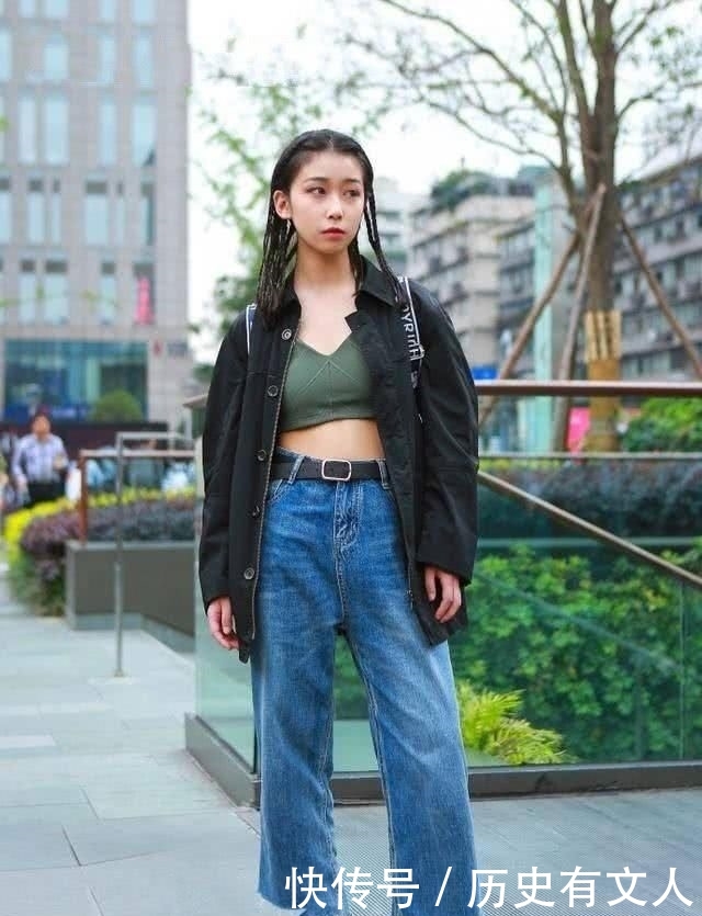  「柔美」毛绒上衣搭配休闲牛仔裤，十分清新脱俗，柔美设计更显大气