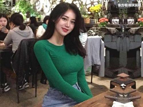 韩国健身模特,身材傲人穿衣风格多样,网友:最喜欢她黑色系!