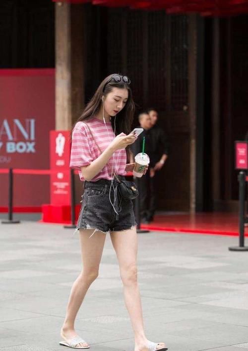 街拍：穿着时尚热裤大秀长腿的美女们，走在街上回头率飙升