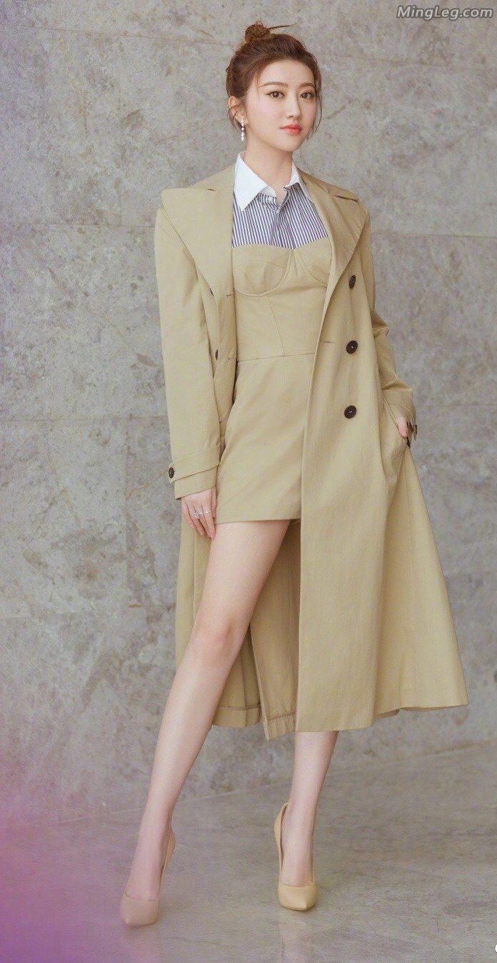 景甜时尚写真大片,高跟鞋和衣服同色系 凸显修长白皙美腿