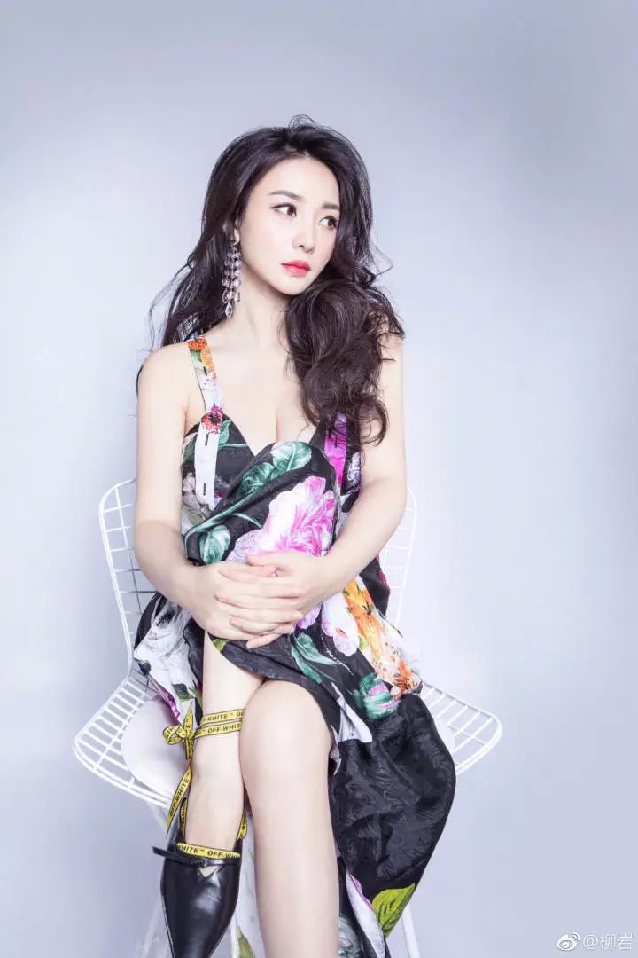 柳岩深夜美拍，一袭吊带开叉长裙大秀傲人身材