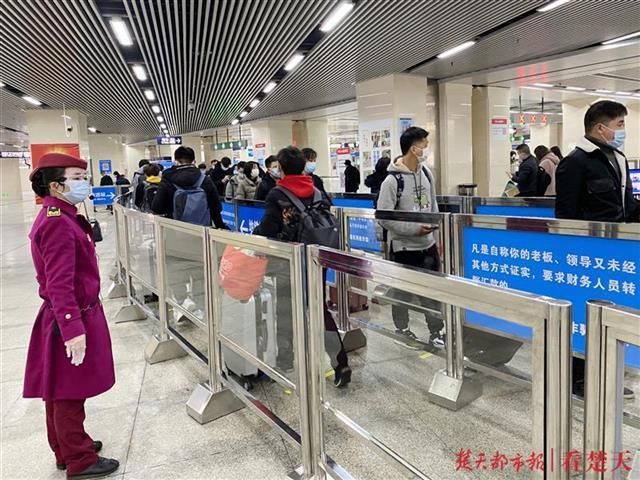  『恢复』恢复运营三天部分站点客流较大，武汉地铁提醒：扫码乘车要注意这四点