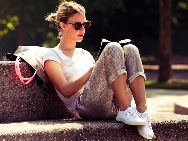 这双凯特王妃最爱的小白鞋,时尚圈人手一双,光脚穿都舒服