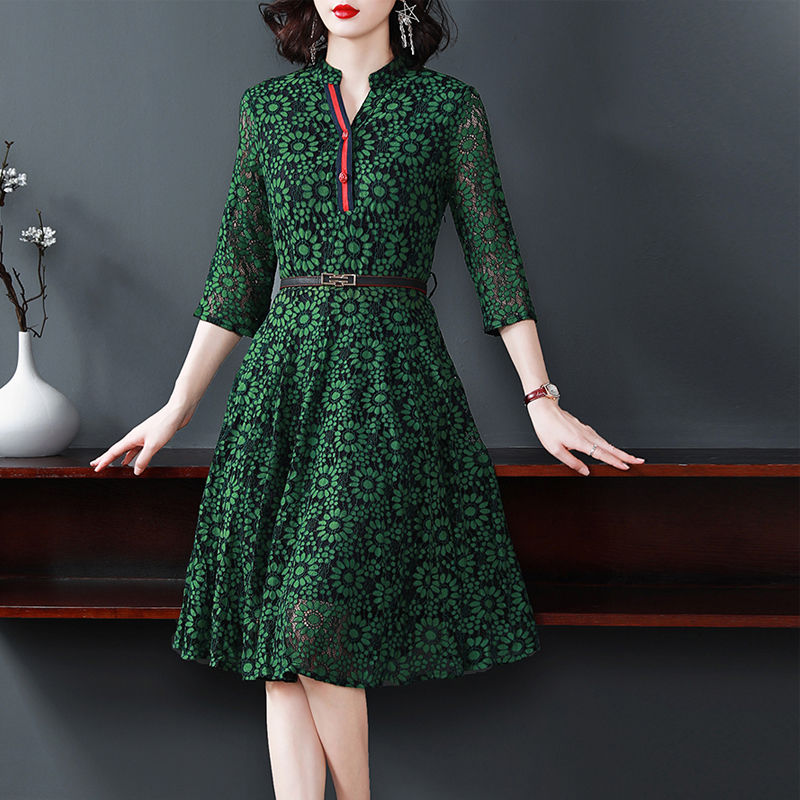 53岁老婆穿这“孔雀绿”秋裙，高贵轻盈巧减龄，没人敢喊:大妈