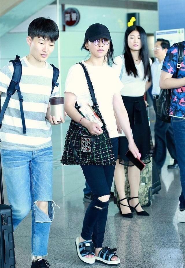 周迅大胆尝试阔腿裤,身材被五五分,后悔万分!