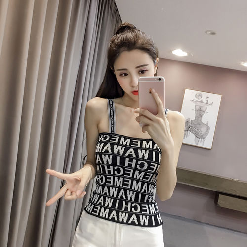 现在的姑娘真会穿，随便穿个背心出门，但真的美，特显气质