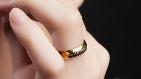 男人再“穷”也要学戴戒指，建议试试下图的，彰显男人味