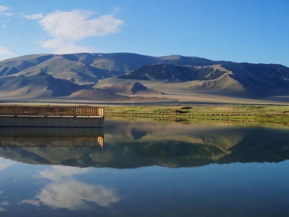 最近流行穿milkmaid上衣，甜美性感合二为一