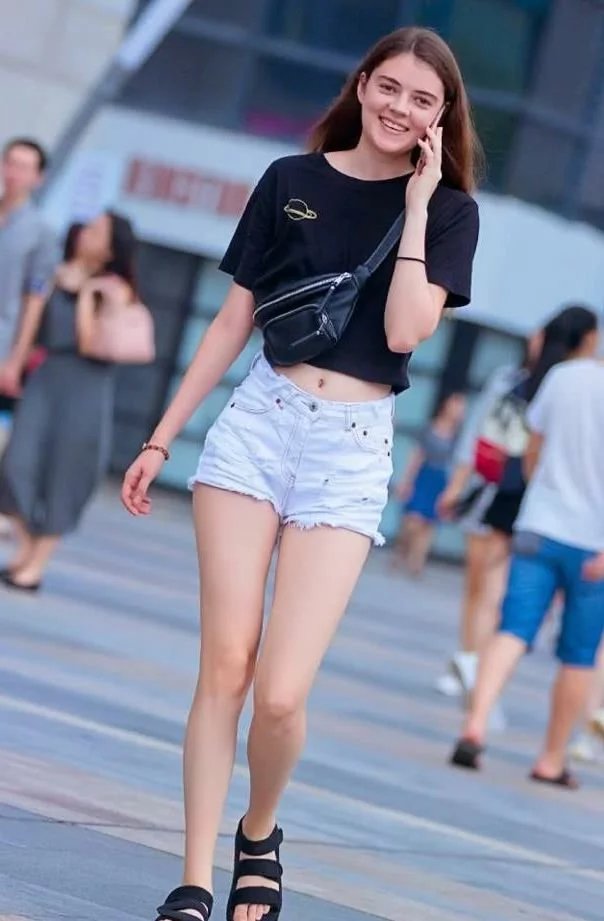 性感小姐姐，身材黑色T恤搭配白色短裤性感动人，吸引了路人的所