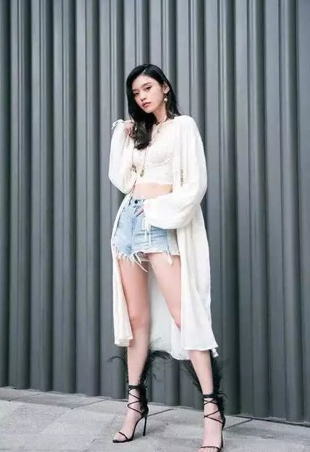 当奚梦瑶脱下高跟鞋光着脚，网友:这脚趾长得忒难看了，毁了!