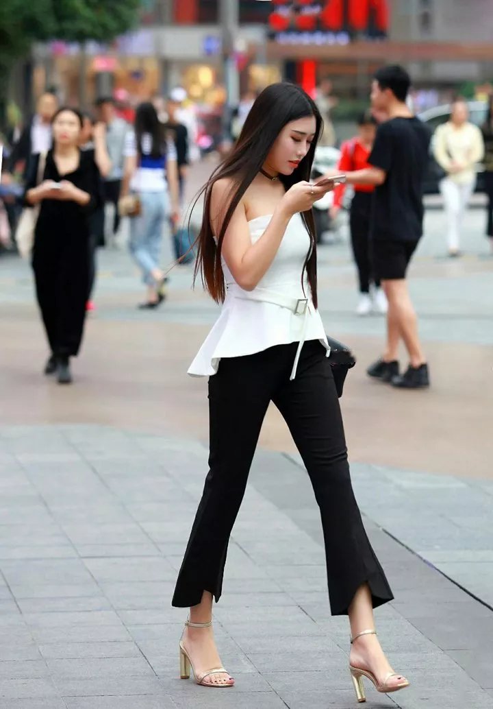 街拍：高挑的美女身材真好，清爽穿搭有种时尚娇艳的美