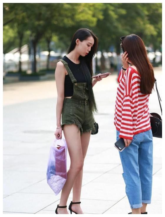 街拍：图七穿超短裤上阵，白皙水嫩的长腿，看了两眼放光！