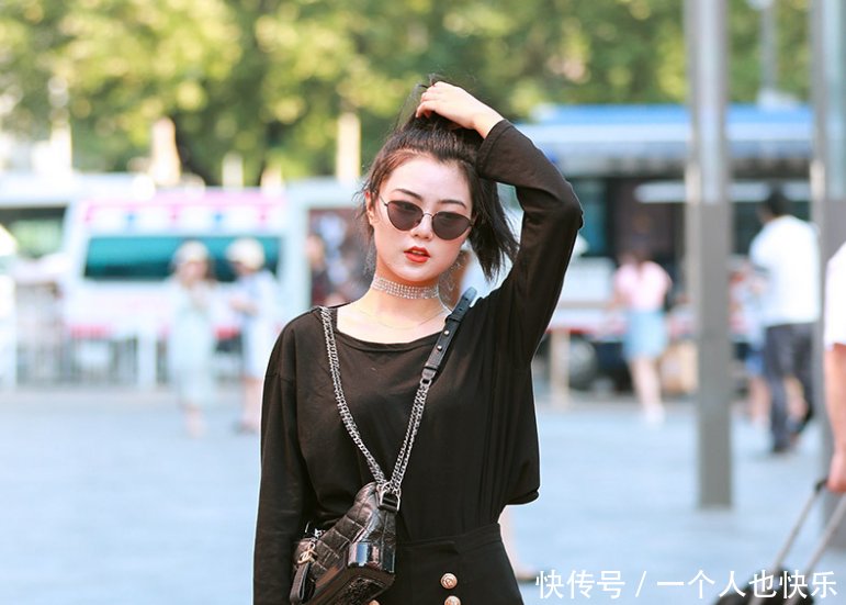 街拍美丽婀娜的牛仔裤小姐姐,展现出的曲线十分的完美迷人!