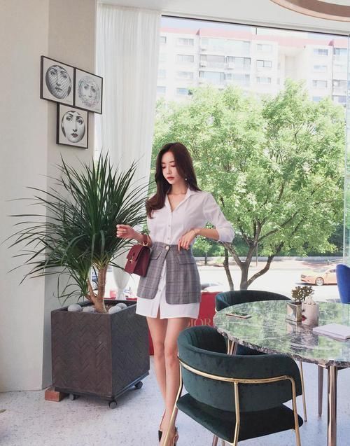 展现:白色衬衫裙搭配肉色丝袜,展现职场女性成熟性感的魅力