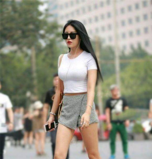 路边街拍美女 穿着时尚百搭，简约朴素，每一个都能吸引你的眼球
