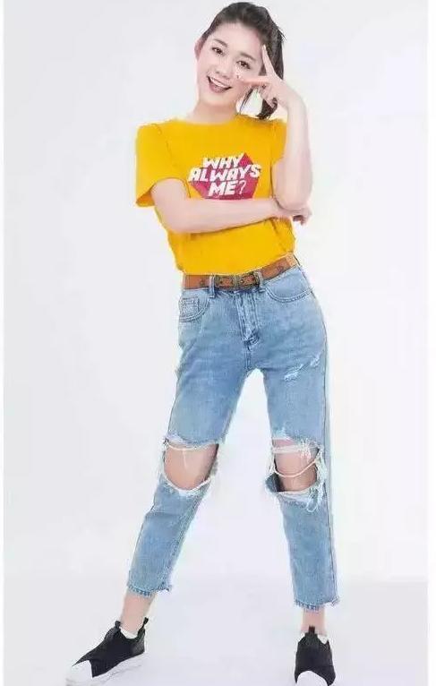 段奥娟真疯狂! 下体失踪只穿短袖? 网友: 16岁就这样穿真的好吗