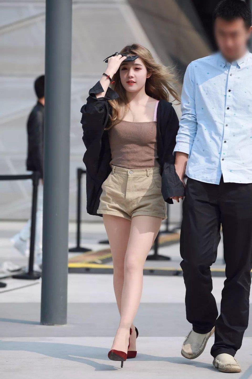 深圳街拍 身材微丰满，肤色白皙迷人的性感甜美可爱美女