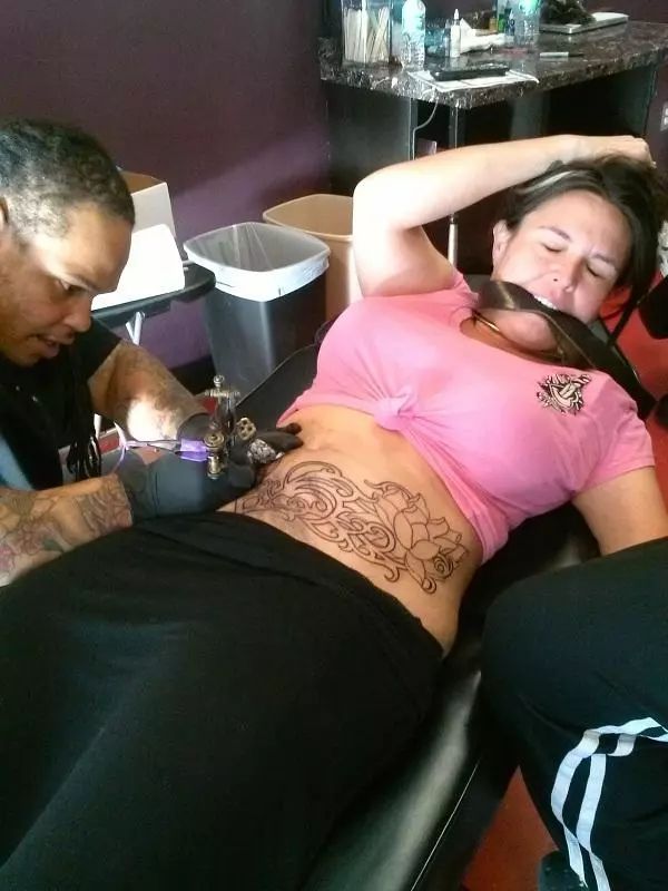 直击纹身中的妹子:过程是痛苦的，将来会后悔吗